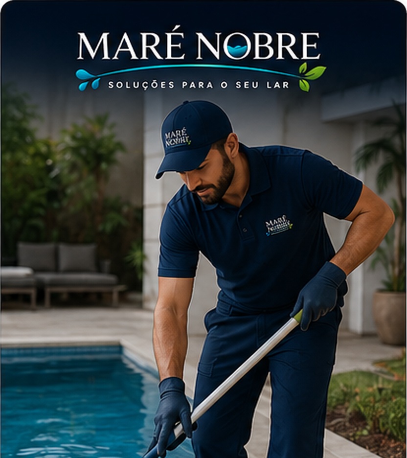 Funcionário da Maré Nobre realizando o serviço de limpeza de piscina